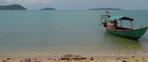 Sihanoukville National Park - a boat by the beach