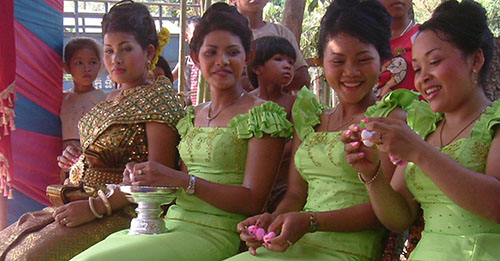 Dany and bridesmaids in green and gold